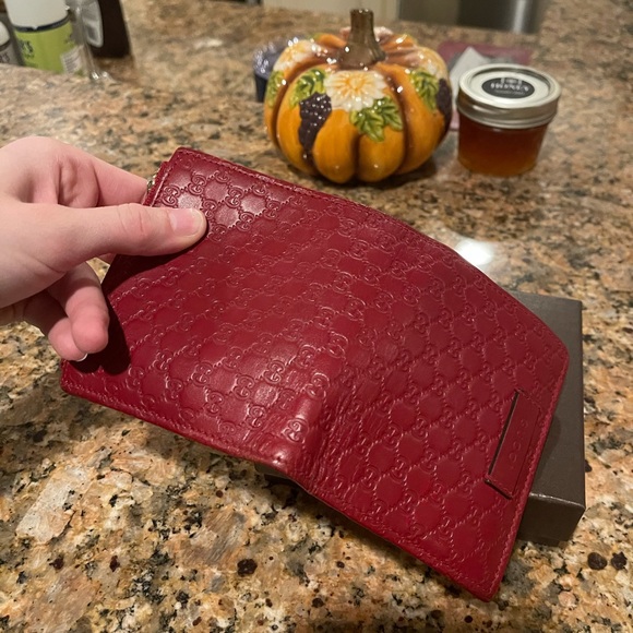 GUCCI wallet. Like new barely used.